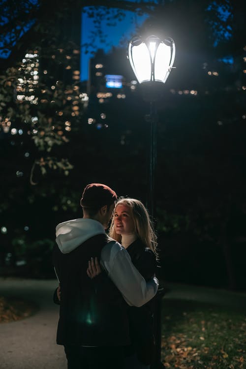 夫妻在夜间互相拥抱 · 免费素材图片