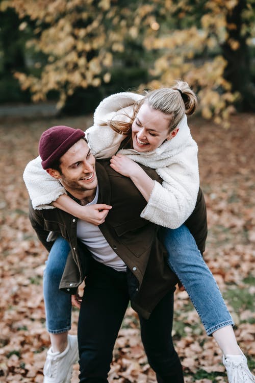 穿白毛衣的女孩，身穿白毛衣的女孩 · 免费素材图片
