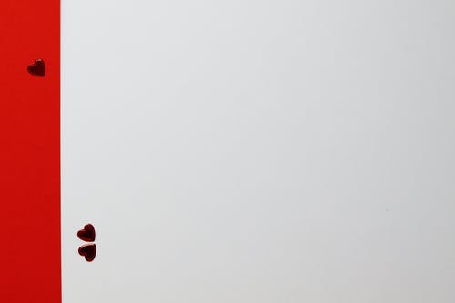 白墙上的红色心形气球 · 免费素材图片