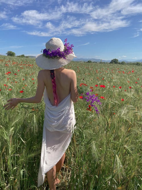 在绿色领域的织品包裹的少妇 · 免费素材图片