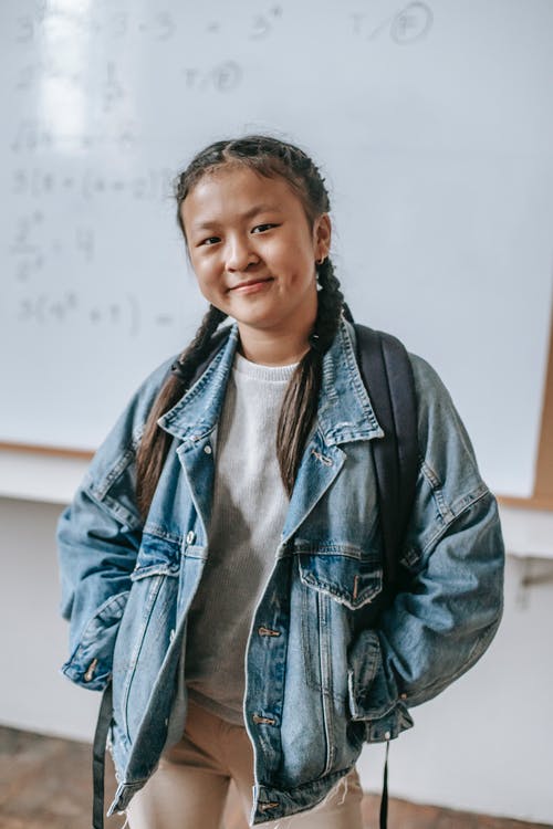 看照相机的快乐的亚裔女孩 · 免费素材图片