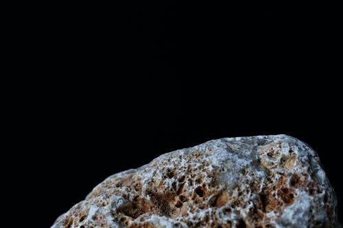 黑色背景的棕色岩石 · 免费素材图片