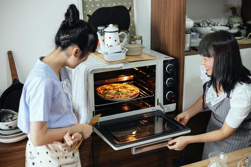 女性烹饪比萨 · 免费素材图片