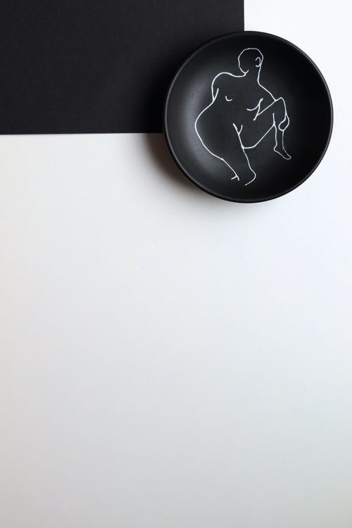 白表上的黑色圆形装饰 · 免费素材图片