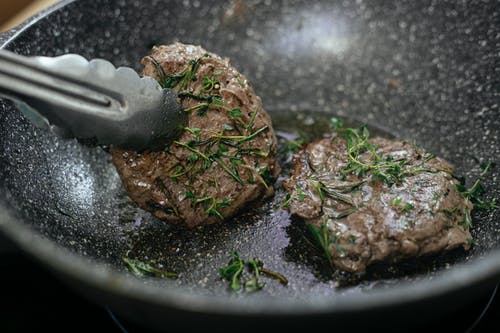 黑色板上的棕色熟食 · 免费素材图片