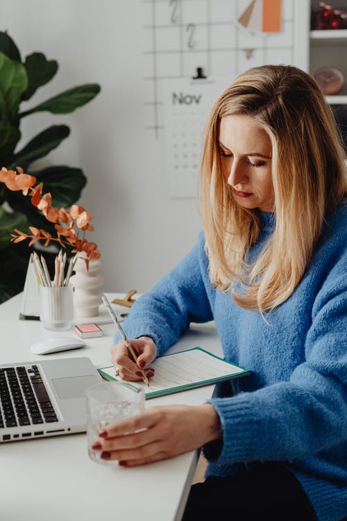 有关坐, 垂直拍摄, 女人的免费素材图片