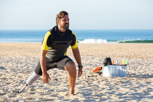 在沙滩上腿假肢训练的人 · 免费素材图片