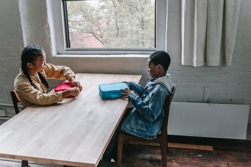 多种族的小学生在休息期间吃早餐 · 免费素材图片
