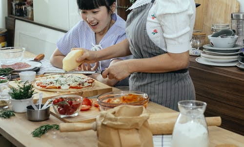 坐在椅子上的灰色船员脖子t恤的男人 · 免费素材图片