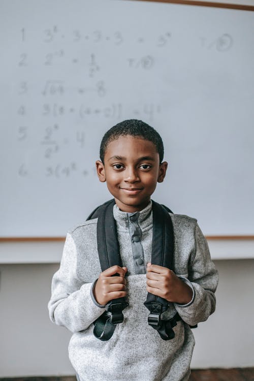 微笑的黑人男孩在教室 · 免费素材图片