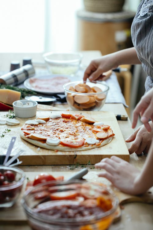 桌上切比萨饼的人 · 免费素材图片