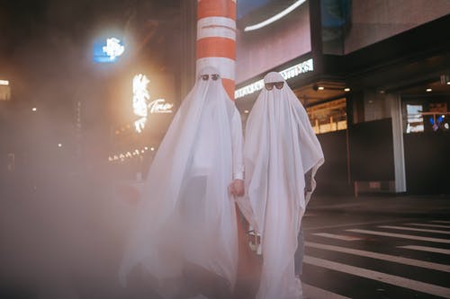 白色thobe站在人行道上的男人 · 免费素材图片