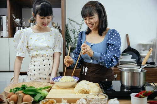蓝色和白色的条纹的长袖衬衫，拿着筷子的女人 · 免费素材图片
