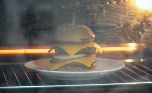 汉堡，奶酪和生菜在白色陶瓷板上 · 免费素材图片