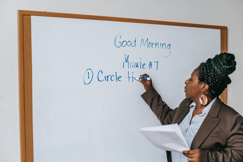 在白板上写的黑人女老师 · 免费素材图片