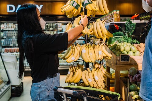 女人抱着黄色香蕉水果的口罩 · 免费素材图片