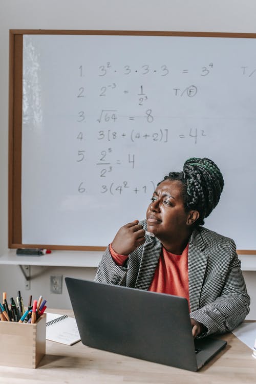 黑人老师在工作时的思考 · 免费素材图片