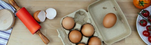 棕色鸡蛋托盘上的棕色鸡蛋 · 免费素材图片