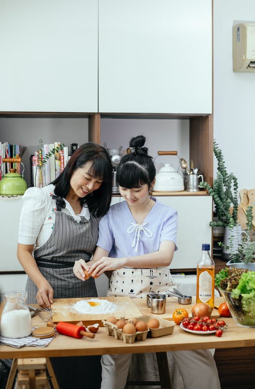 坐在白色的圆领t恤的女人旁边的女人 · 免费素材图片