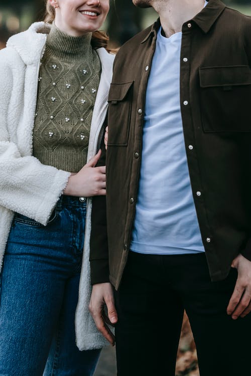 衬衫和灰色外套的蓝色按钮的女人 · 免费素材图片