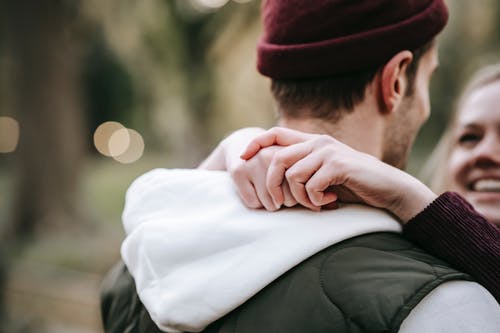 白衬衫和红色针织帽的男人 · 免费素材图片