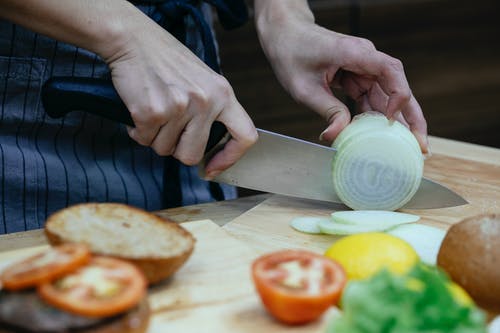 人控股在案板上切柠檬 · 免费素材图片