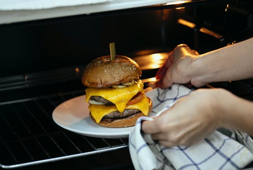 汉堡，生菜和奶酪在白色陶瓷板上 · 免费素材图片