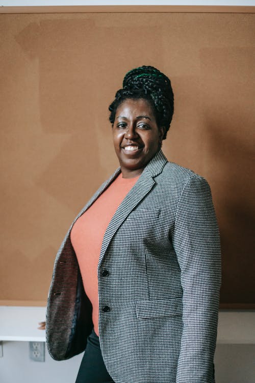 现代民族女人在教室里 · 免费素材图片