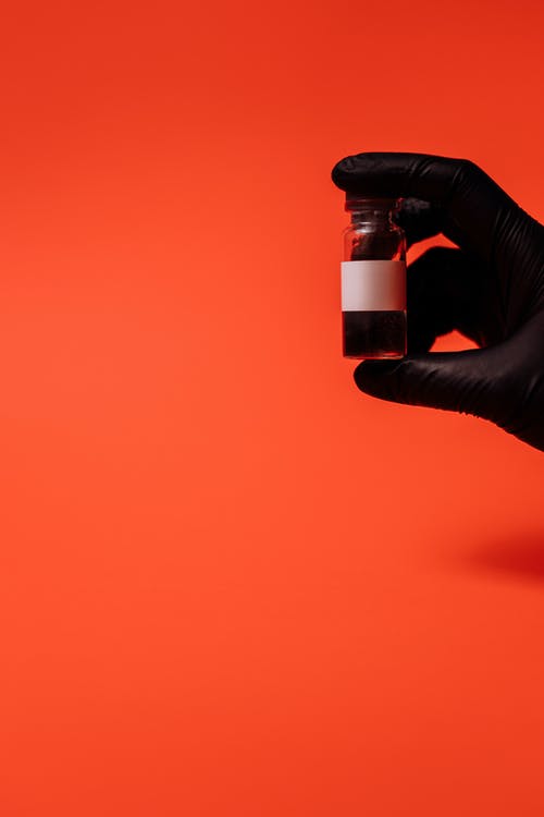 拿着白色标签瓶的人 · 免费素材图片