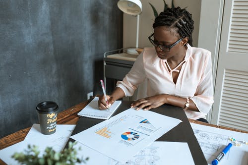 在白纸上写的白色礼服衬衫的男人 · 免费素材图片