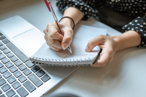 在白纸上写的人 · 免费素材图片