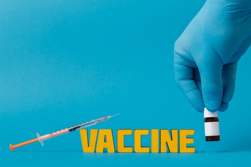 蓝色表面上的covid疫苗 · 免费素材图片