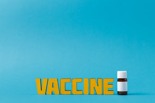 瓶旁边的疫苗文字 · 免费素材图片