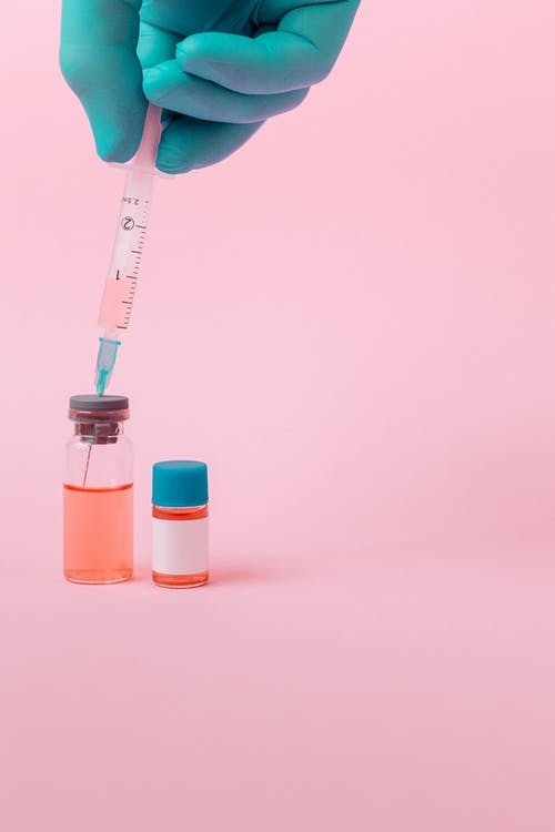 粉红色表面上的疫苗 · 免费素材图片