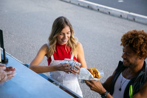 开朗多样的夫妇享受街头美食 · 免费素材图片