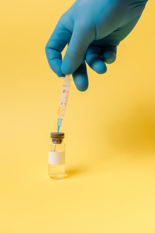 黄色表面上的covid疫苗 · 免费素材图片