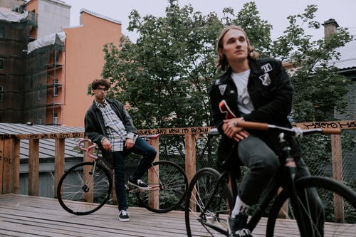 男人和女人骑自行车 · 免费素材图片