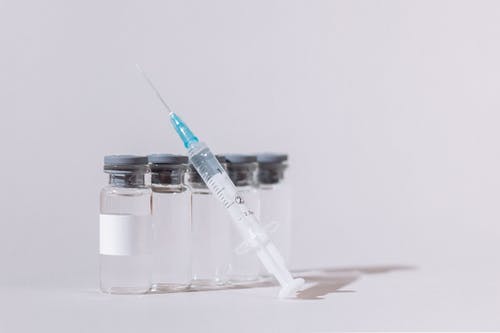 Covid疫苗瓶和注射器 · 免费素材图片