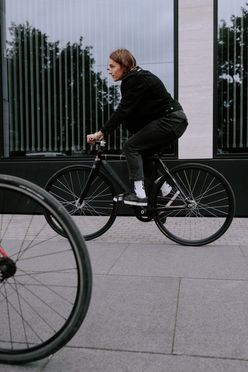 黑色西装外套和裤子骑在黑色自行车上的男人 · 免费素材图片
