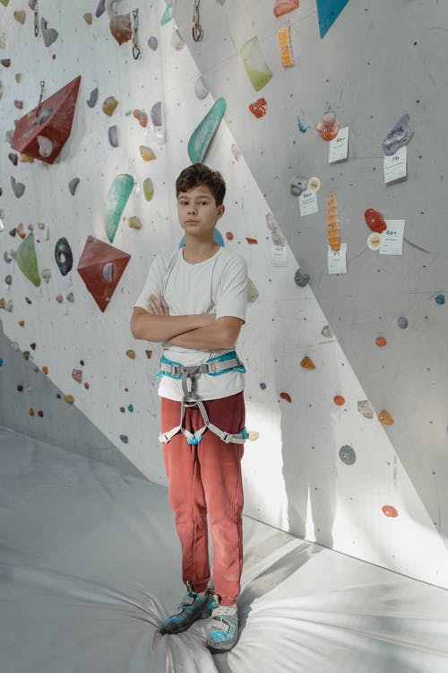 有关安全帶, 年輕人, 攀岩壁的免费素材图片