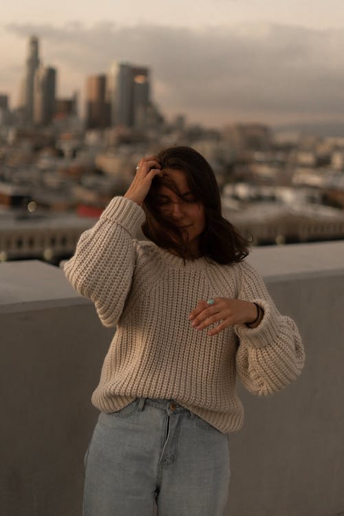 有关城市景观, 女人, 牛仔裤的免费素材图片