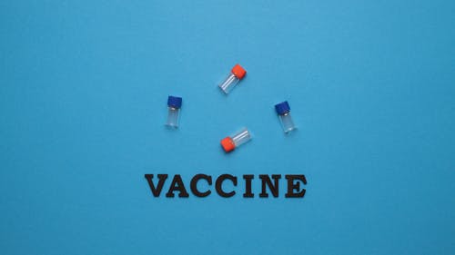 蓝色表面上的疫苗文字 · 免费素材图片