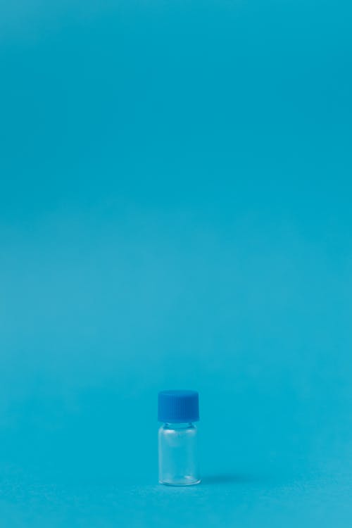 蓝色表面上的小瓶子 · 免费素材图片