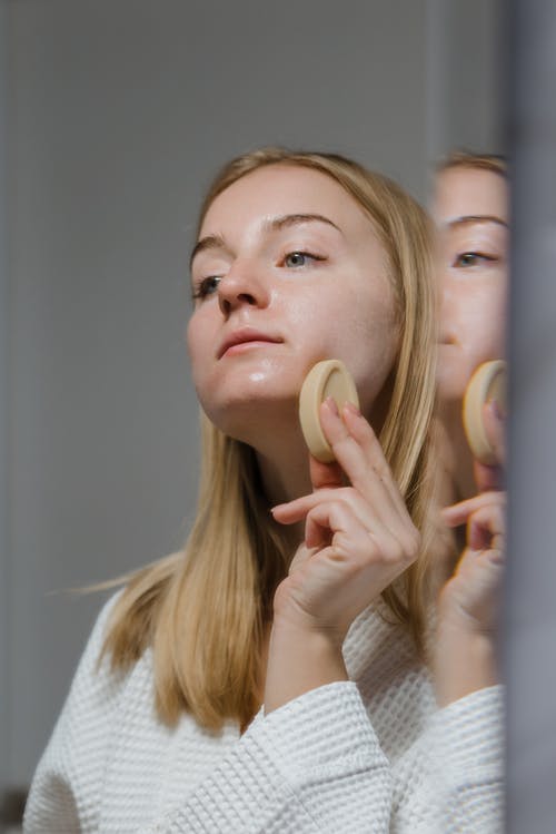 抱着她的下巴的白毛衣的女人 · 免费素材图片