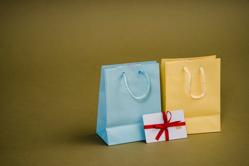 什锦的礼品袋用棕色背景上的线 · 免费素材图片