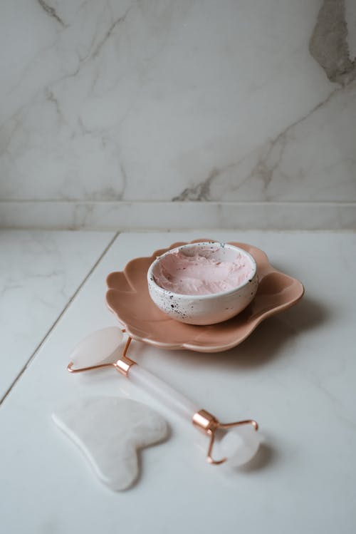 白色陶瓷碟上的白色陶瓷碗 · 免费素材图片