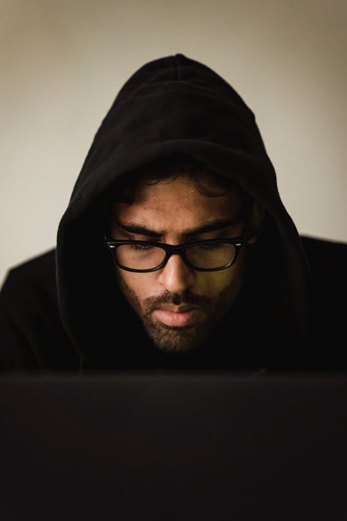 在工作室中使用笔记本电脑的严重黑客 · 免费素材图片