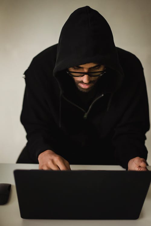 集中黑客冲浪笔记本电脑在工作场所 · 免费素材图片