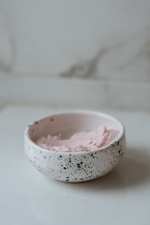 白色陶瓷碗粉红冰淇淋 · 免费素材图片