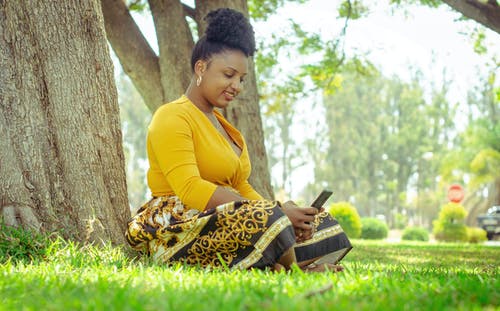 有关公园, 坐, 年轻的免费素材图片